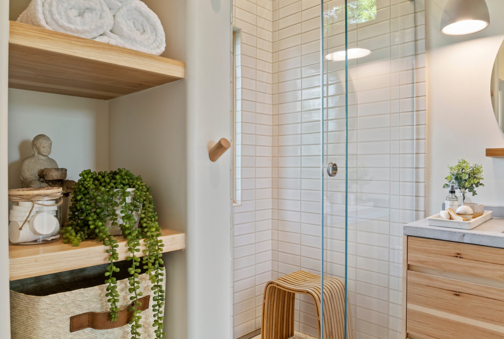 Идея дизайна: маленькая ванная комната в скандинавском стиле для на участке и в саду