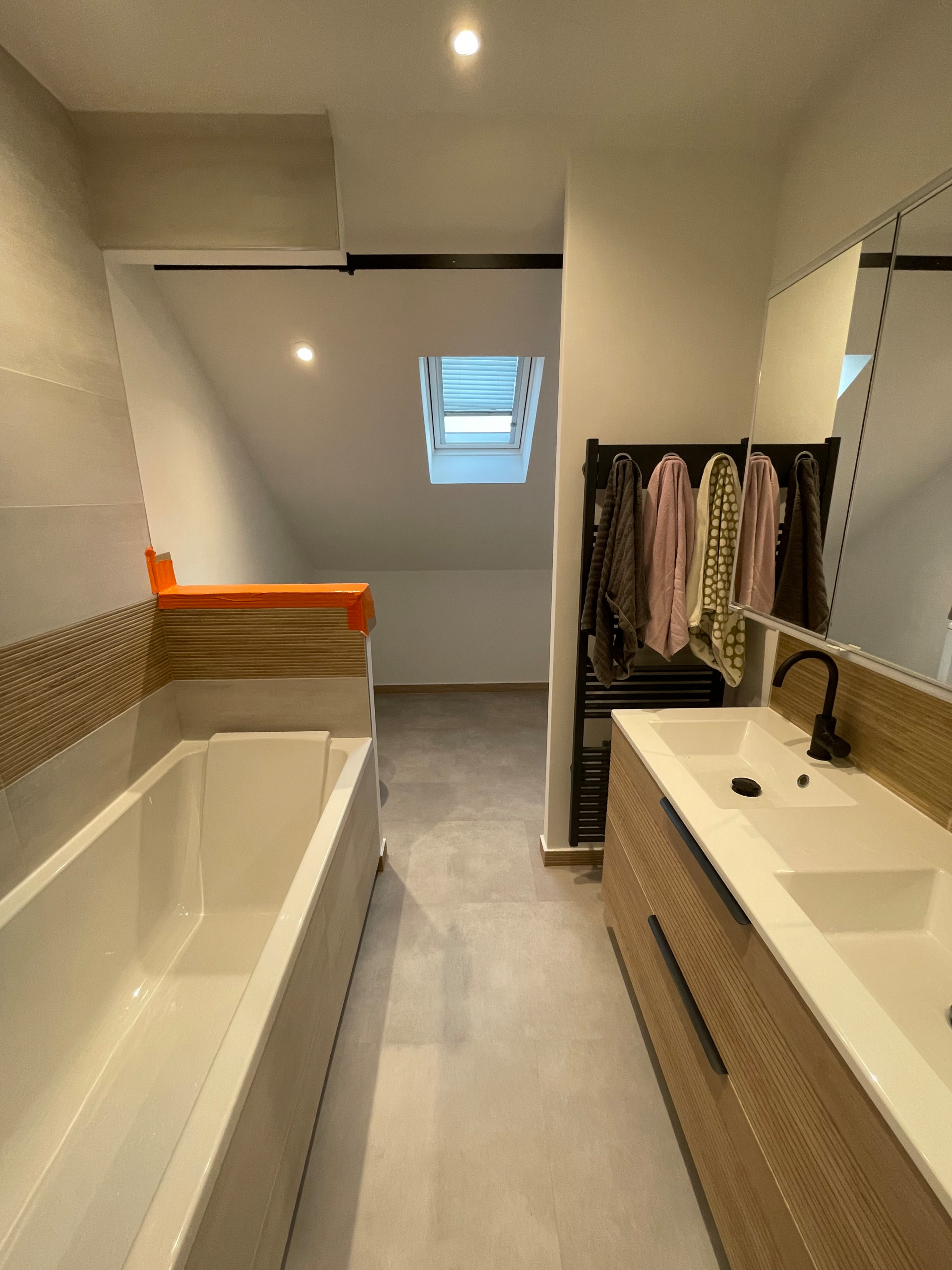 SALLE DE BAIN FAMILIALE: BAIN & DOUCHE et WC attenant