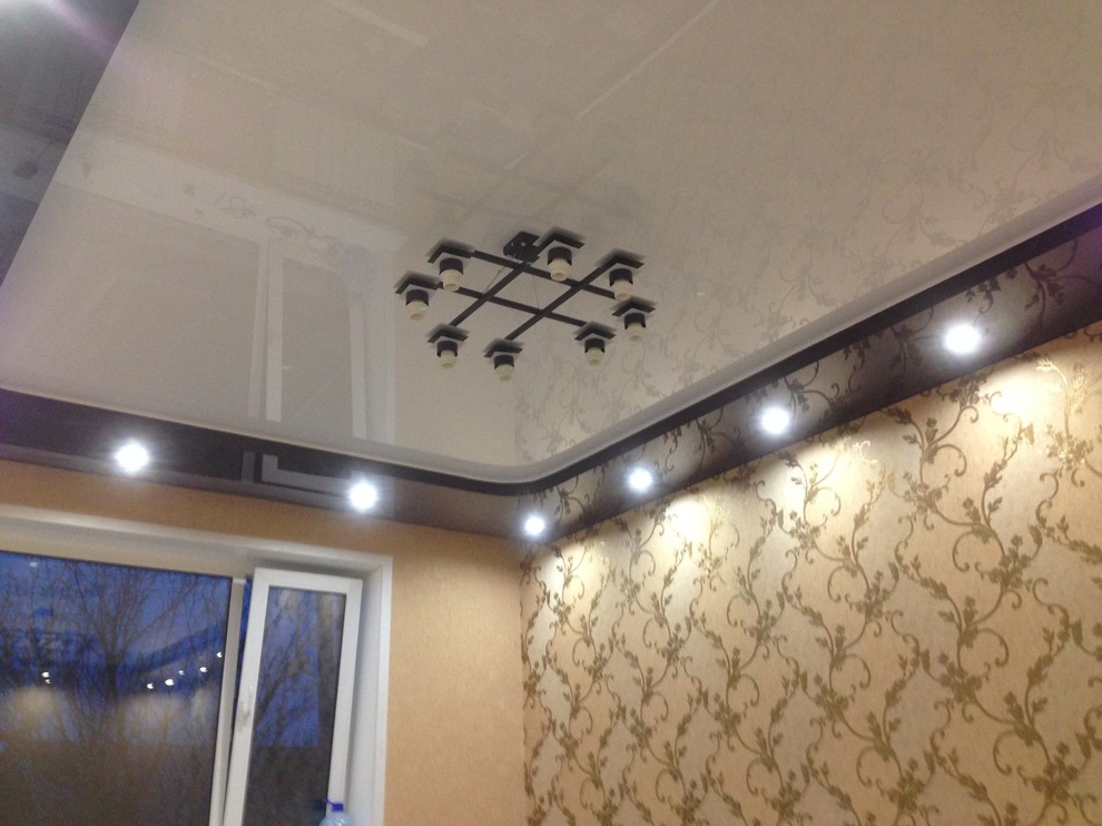 двухуровневые натяжные потолки в зале