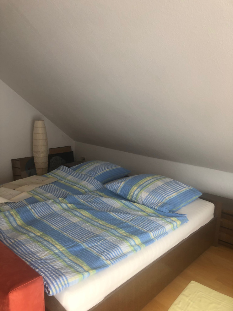Mittelgroßes, Abgetrenntes Stilmix Wohnzimmer mit lila Wandfarbe, dunklem Holzboden, freistehendem TV und braunem Boden in Dortmund