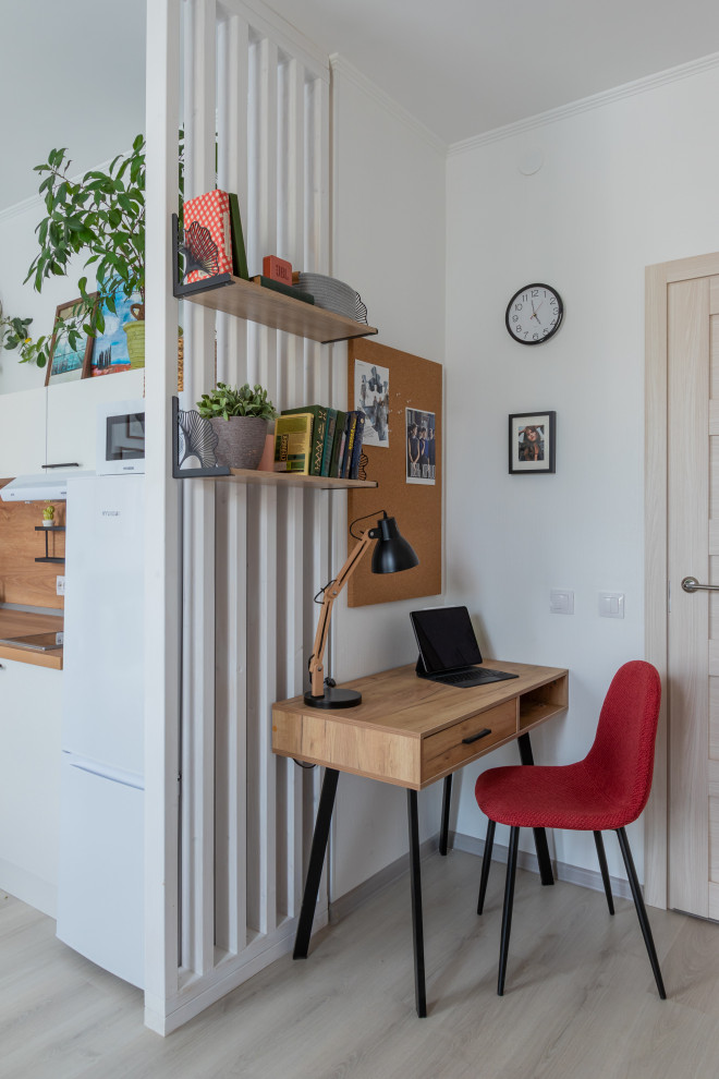 Exemple d'un petit bureau tendance avec un mur blanc, parquet clair et un bureau indépendant.