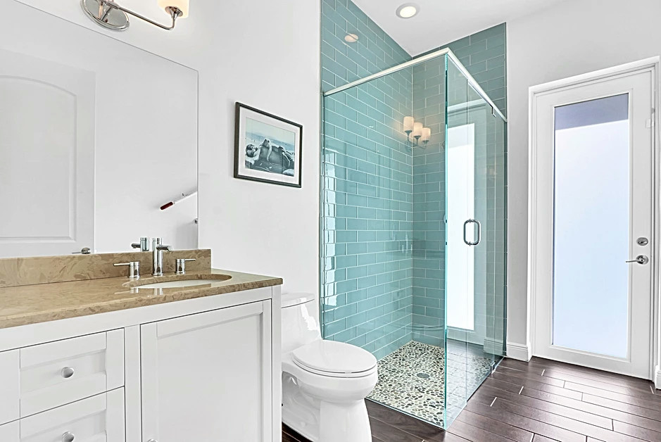 Bathroom - bathroom idea in Miami