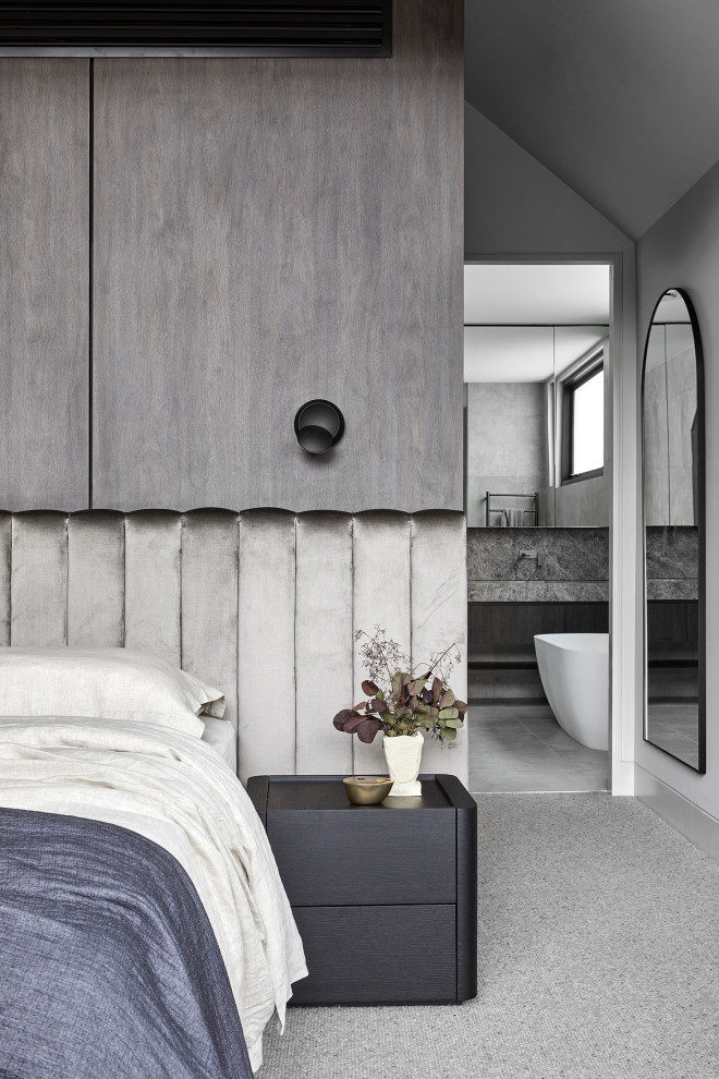 メルボルンにある中くらいなコンテンポラリースタイルのおしゃれな主寝室 (白い壁、カーペット敷き、グレーの床、三角天井、羽目板の壁)