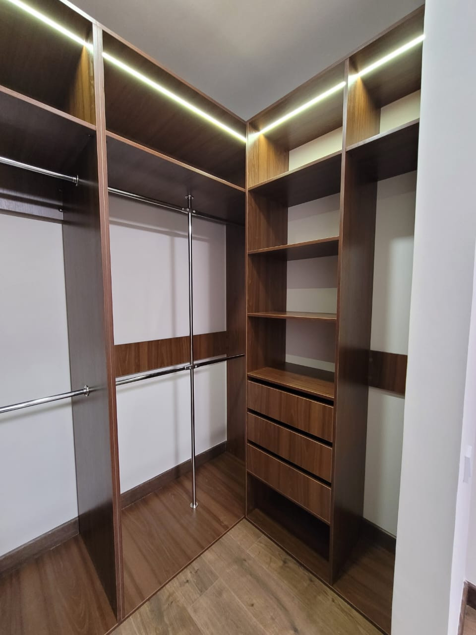 Гардеробные с подсветкой