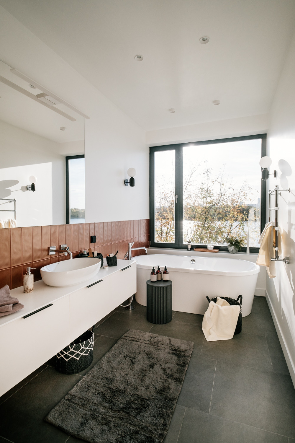 Дом на берегу реки