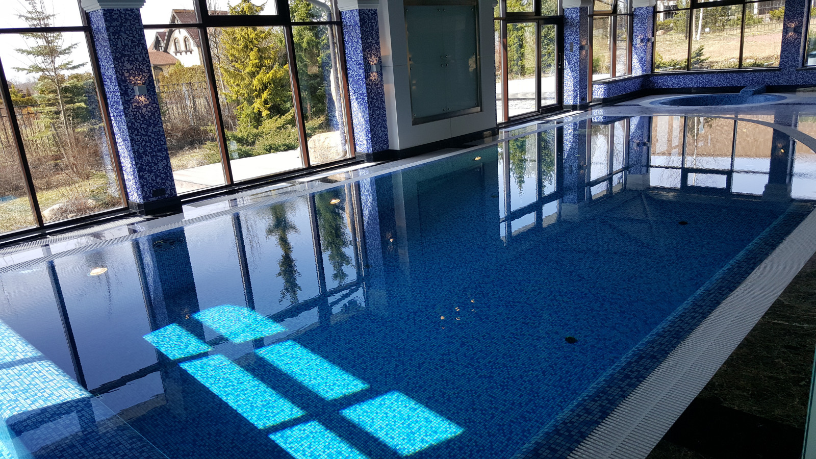 Бассейн в загородном доме