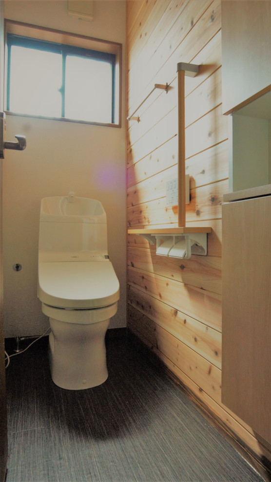 Idee per un bagno di servizio etnico di medie dimensioni con WC monopezzo, pareti beige, pavimento in vinile, pavimento nero, soffitto in carta da parati e boiserie