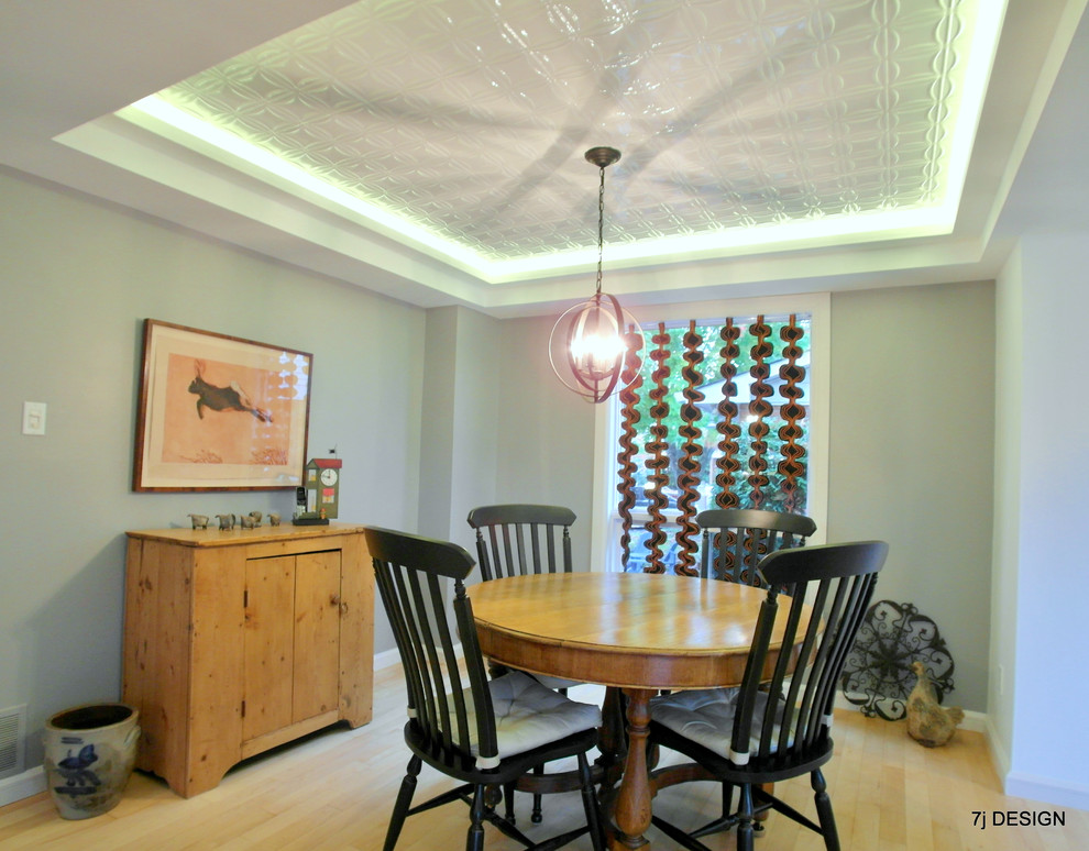 Пример оригинального дизайна: гостиная-столовая среднего размера в стиле фьюжн с серыми стенами и светлым паркетным полом без камина