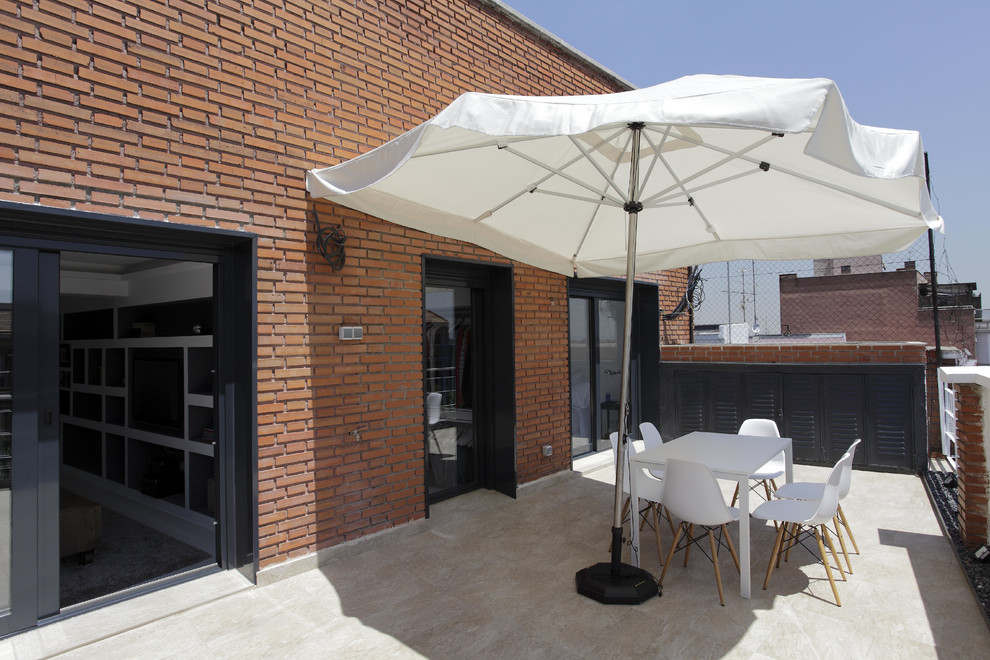 Photo of a contemporary rooftop deck in Madrid.
