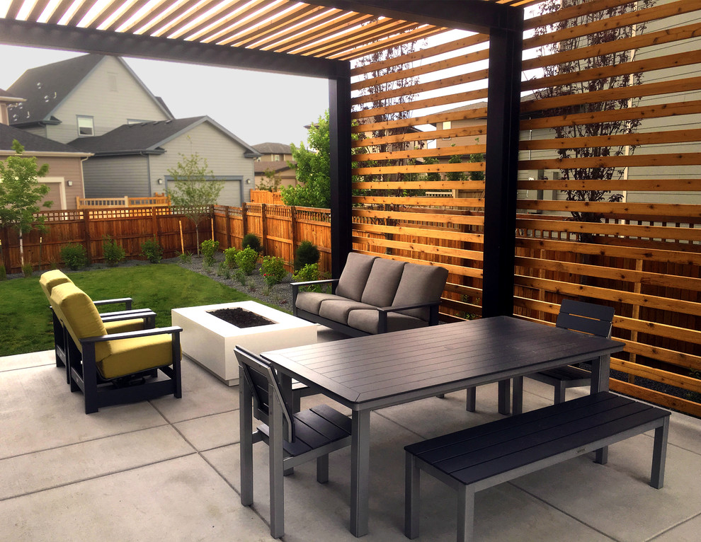 Photo of a modern patio in Denver.