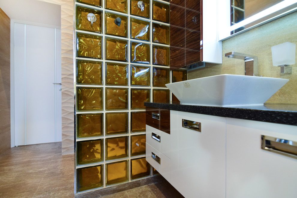 76 квадратов белого