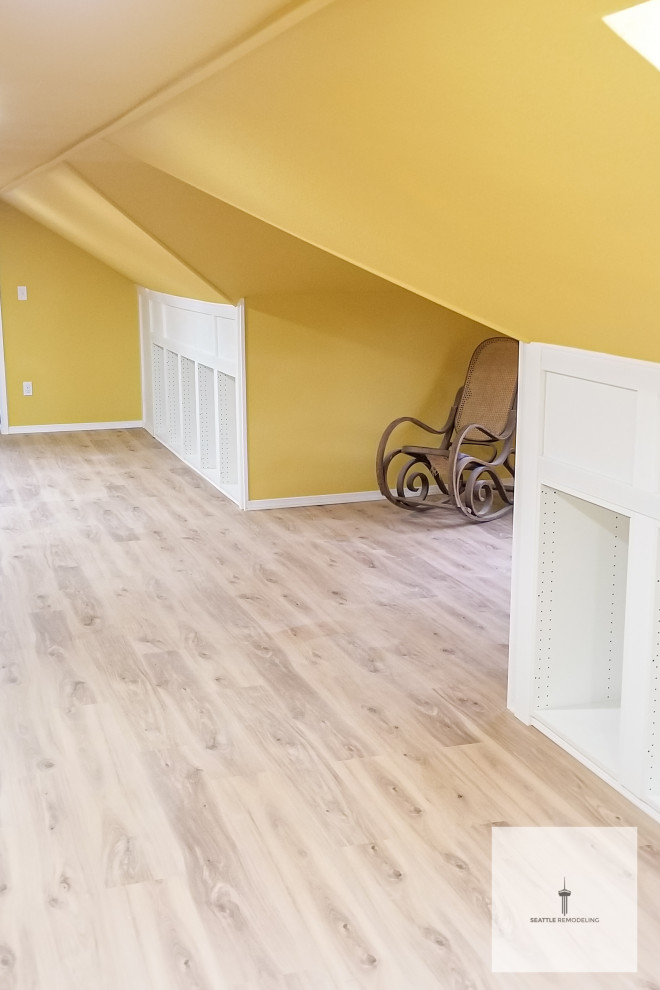 Idee per un grande soggiorno minimal chiuso con sala formale, pareti gialle, pavimento in laminato, pavimento marrone e soffitto a volta