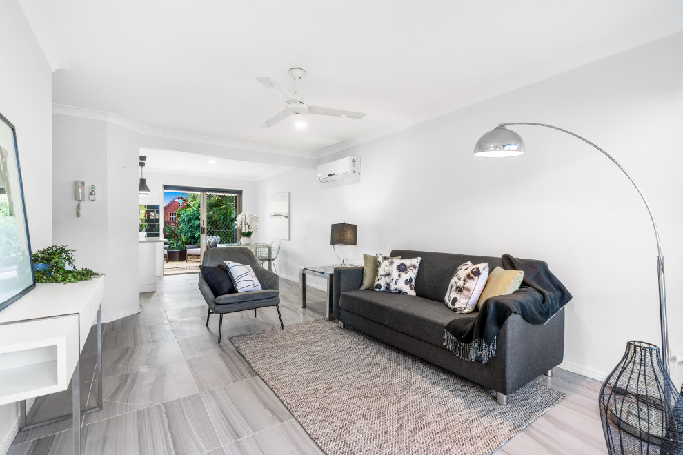 Immagine di un piccolo soggiorno contemporaneo aperto con pareti bianche, pavimento con piastrelle in ceramica e pavimento grigio