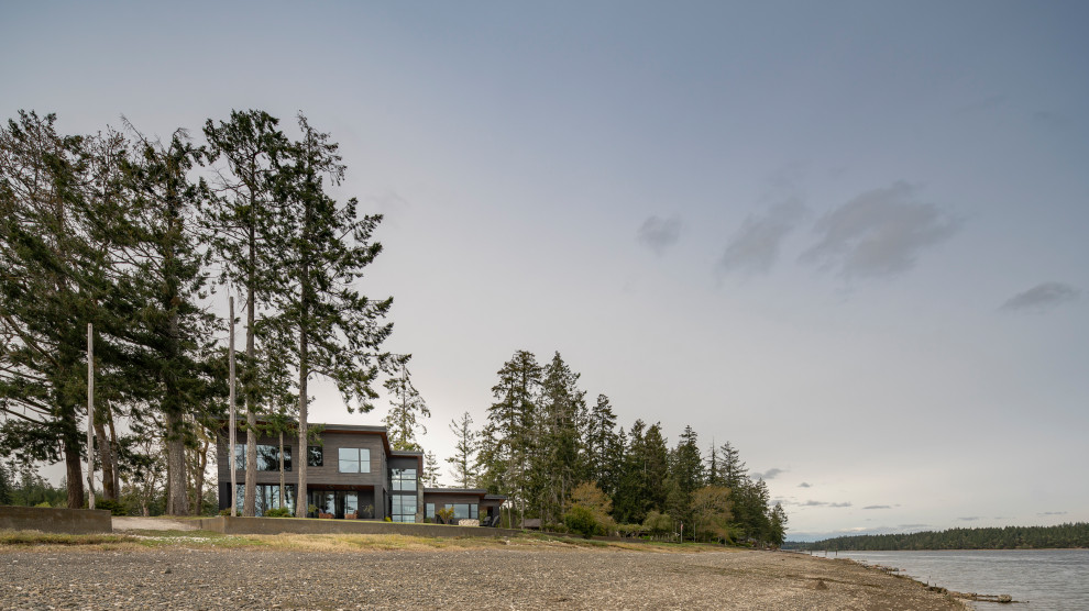 Mountain style home design photo in Seattle