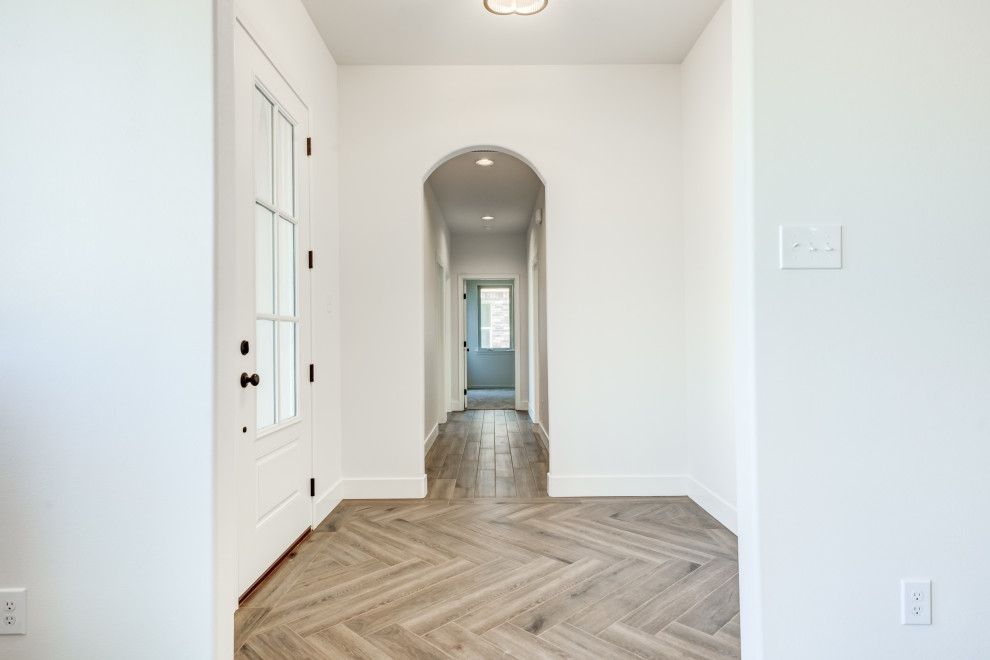 Example of a transitional entryway design in Austin