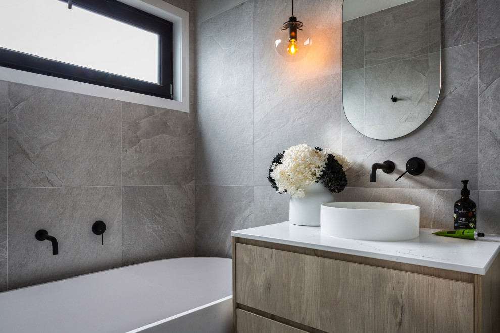 Design ideas for a contemporary bathroom in Canberra - Queanbeyan.