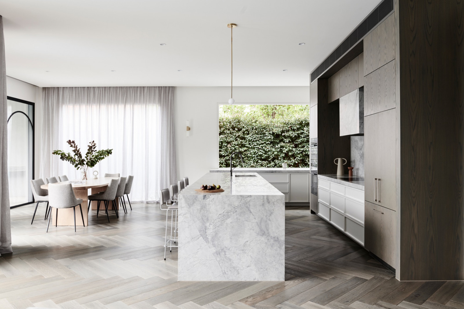 Легкий интерьер в современном доме