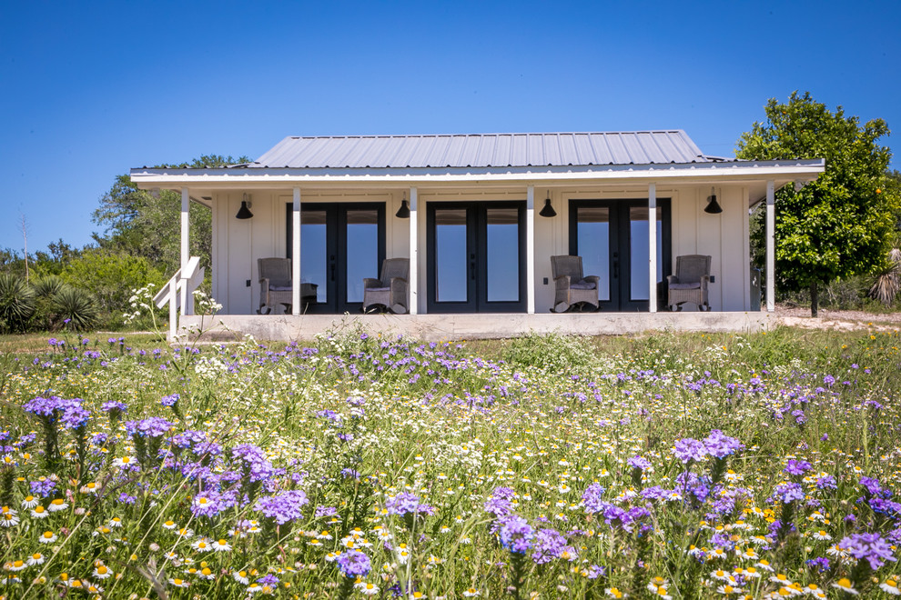 Example of a mountain style home design design in Austin