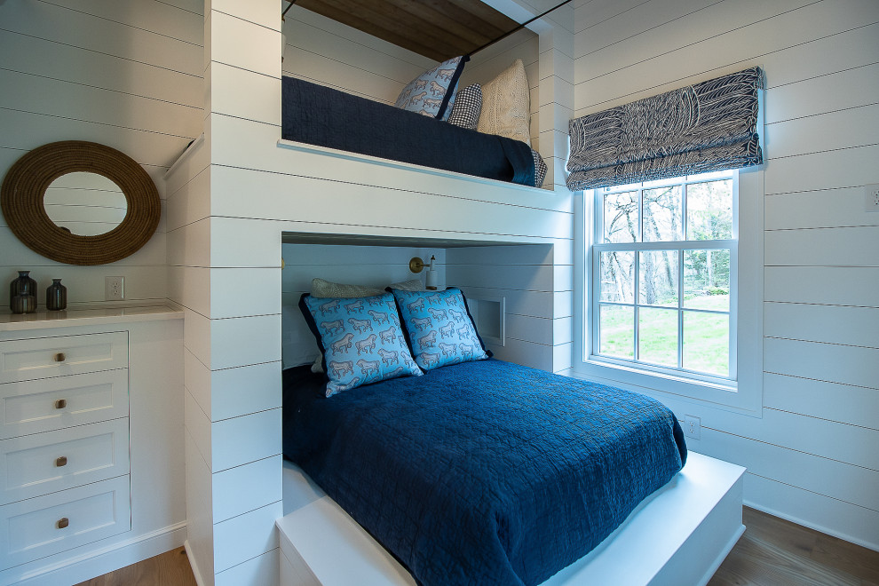 クリーブランドにある中くらいなトラディショナルスタイルのおしゃれな客用寝室 (白い壁、無垢フローリング、茶色い床、板張り天井、塗装板張りの壁) のレイアウト