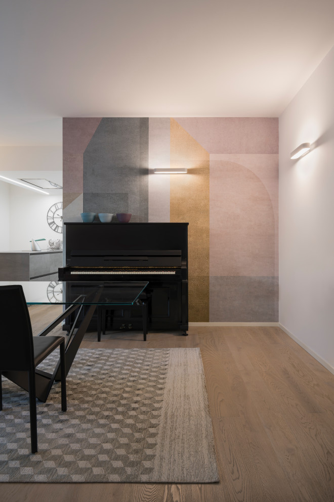 Свежая идея для дизайна: большая гостиная-столовая в стиле модернизм с разноцветными стенами, деревянным полом и обоями на стенах - отличное фото интерьера