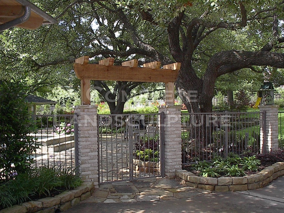 Inspiration for a traditional landscaping in Dallas.