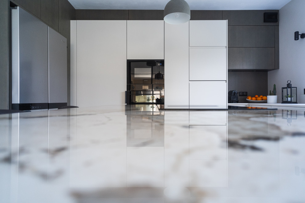 Bild på ett avskilt, mellanstort funkis flerfärgad flerfärgat l-kök, med en integrerad diskho, luckor med profilerade fronter, beige skåp, bänkskiva i kvarts, beige stänkskydd, svarta vitvaror, klinkergolv i keramik, en köksö och beiget golv