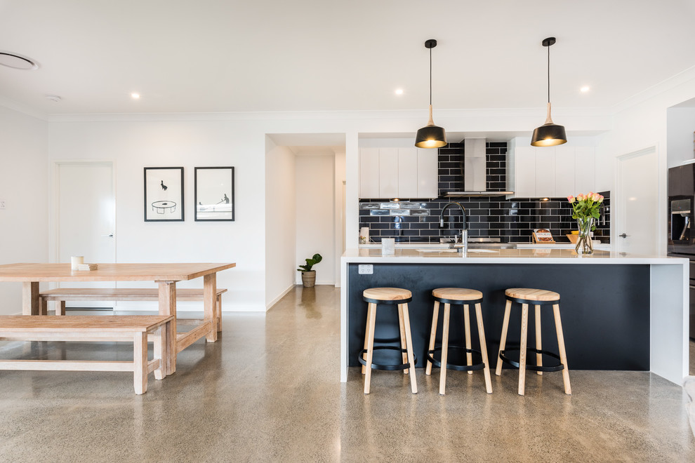This is an example of a contemporary kitchen in Brisbane.