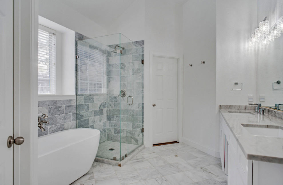 Idée de décoration pour une salle de bain principale minimaliste en bois de taille moyenne avec un placard à porte shaker, des portes de placard blanches, une baignoire indépendante, une douche d'angle, WC à poser, un carrelage gris, des carreaux de porcelaine, un mur blanc, un sol en carrelage de porcelaine, un lavabo encastré, un plan de toilette en quartz, un sol gris, une cabine de douche à porte battante, un plan de toilette gris, une niche, meuble double vasque, meuble-lavabo sur pied et un plafond à caissons.