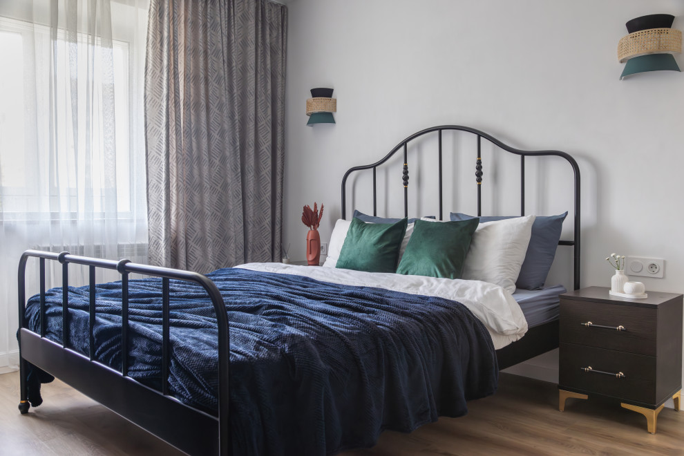 Источник вдохновения для домашнего уюта: хозяйская спальня среднего размера в современном стиле с белыми стенами, полом из винила, стандартным камином, фасадом камина из дерева, коричневым полом и синими шторами