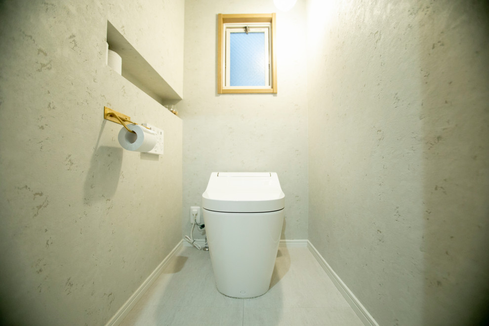 На фото: туалет в стиле неоклассика (современная классика) с