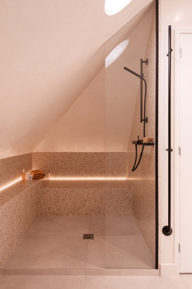 Свежая идея для дизайна: ванная комната среднего размера в современном стиле с светлыми деревянными фасадами, накладной ванной, душем без бортиков, раздельным унитазом, бежевой плиткой, бежевыми стенами, накладной раковиной, бежевым полом, открытым душем, белой столешницей, сиденьем для душа, тумбой под две раковины и подвесной тумбой - отличное фото интерьера