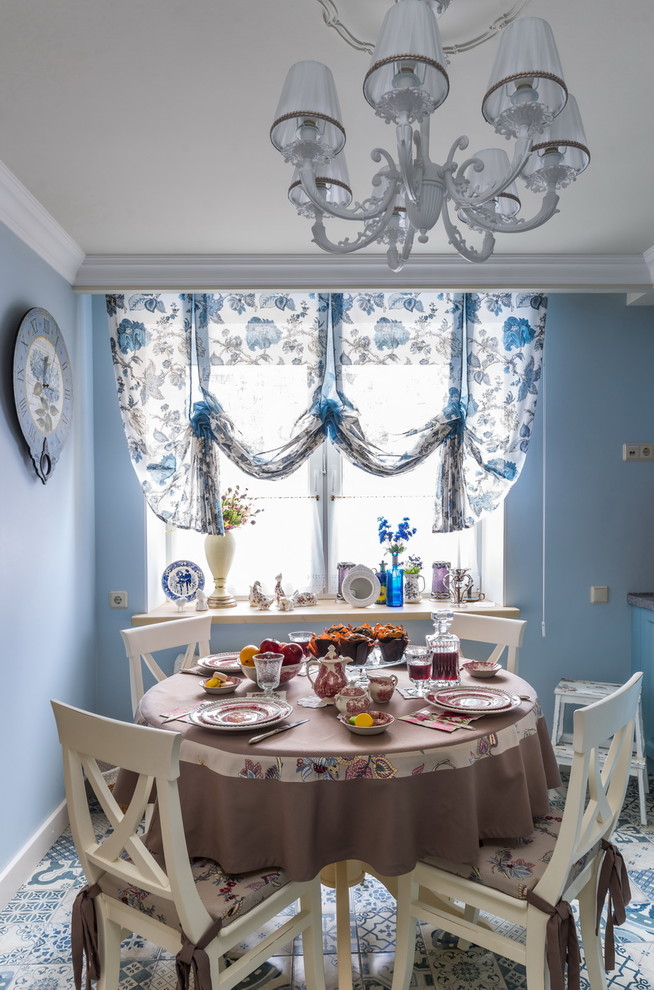 Esempio di una sala da pranzo shabby-chic style con pareti blu e pavimento con piastrelle in ceramica
