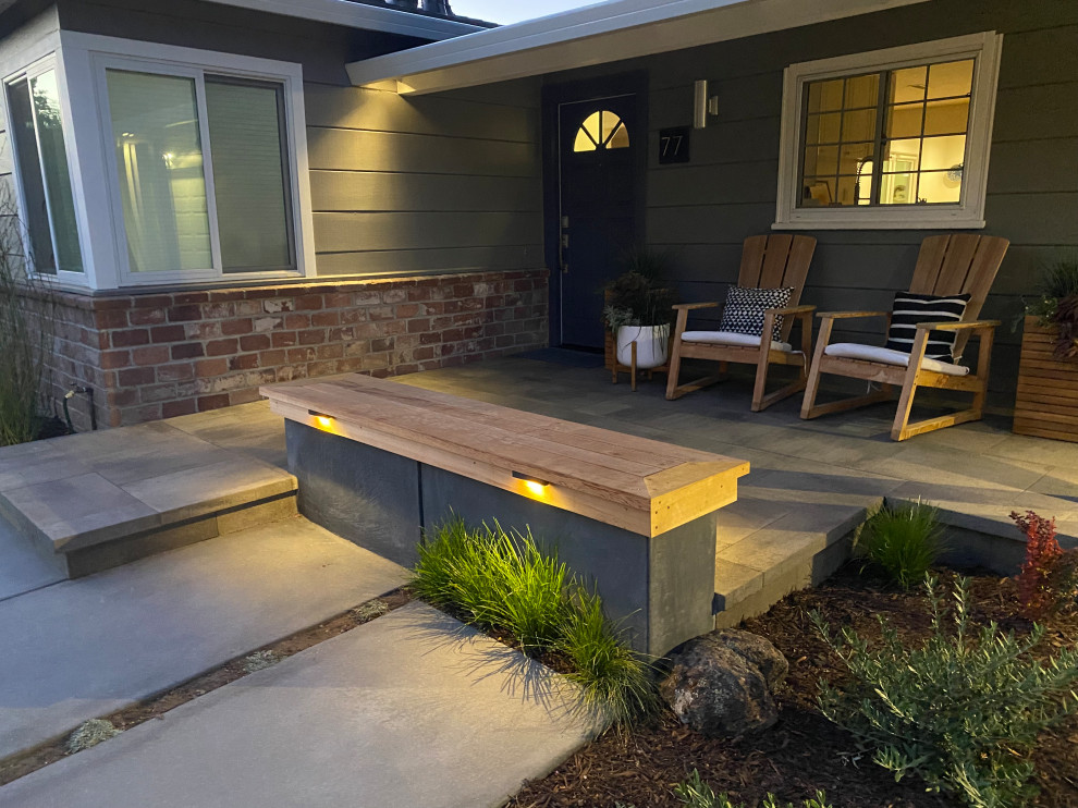 Inspiration for a mid-sized modern concrete paver front porch remodel in San Francisco