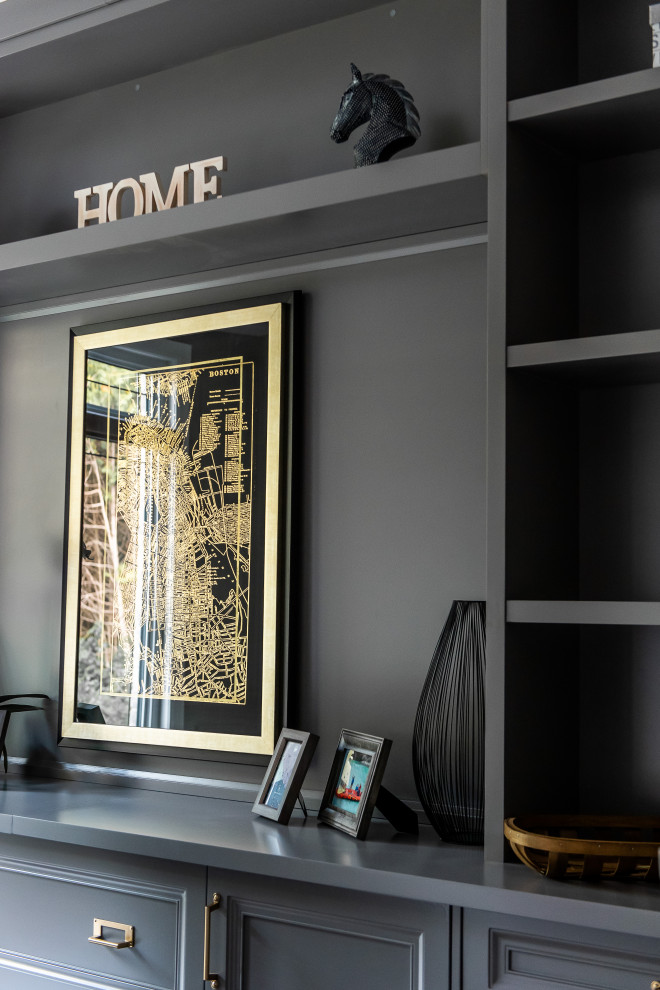 Example of a transitional home design design in Toronto