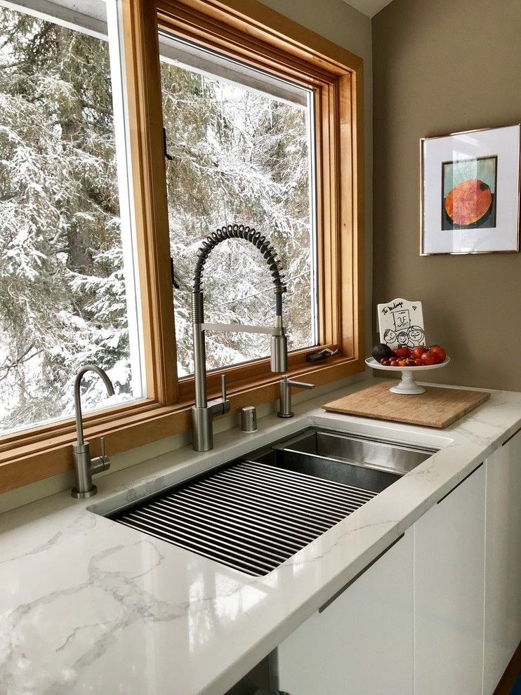 Transitional kitchen photo in Cincinnati
