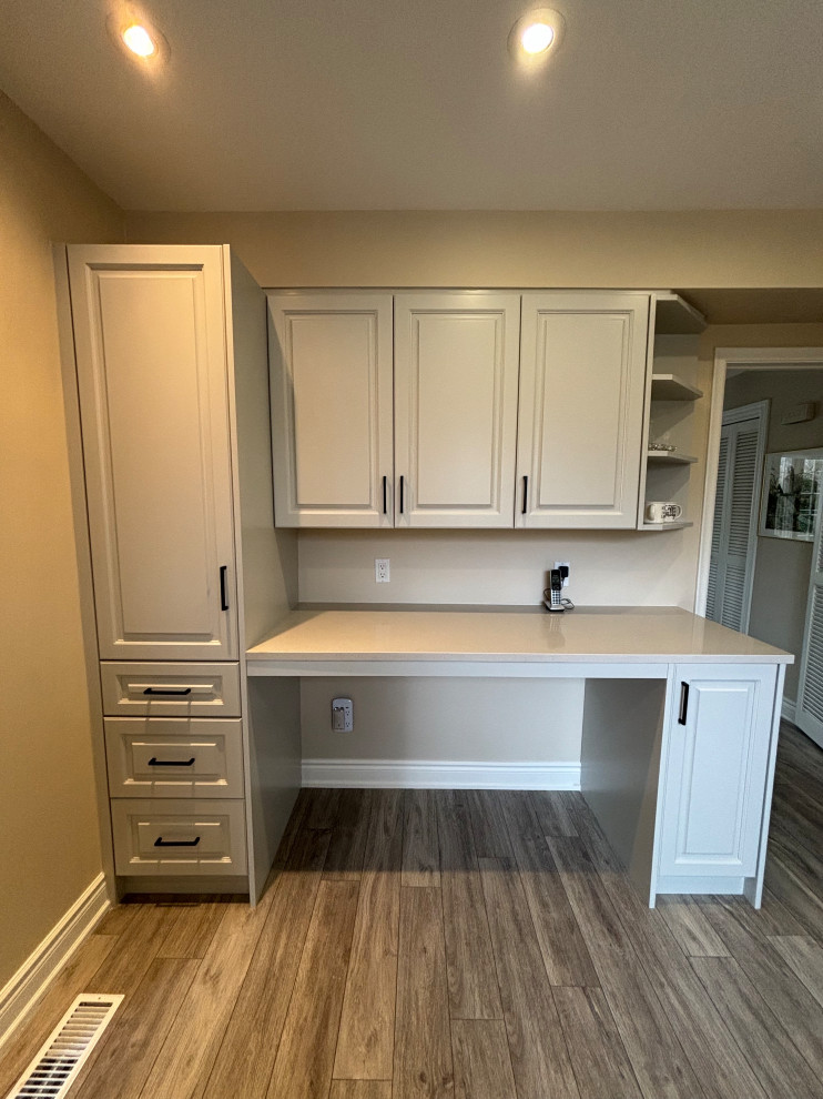 Transitional kitchen photo in Toronto