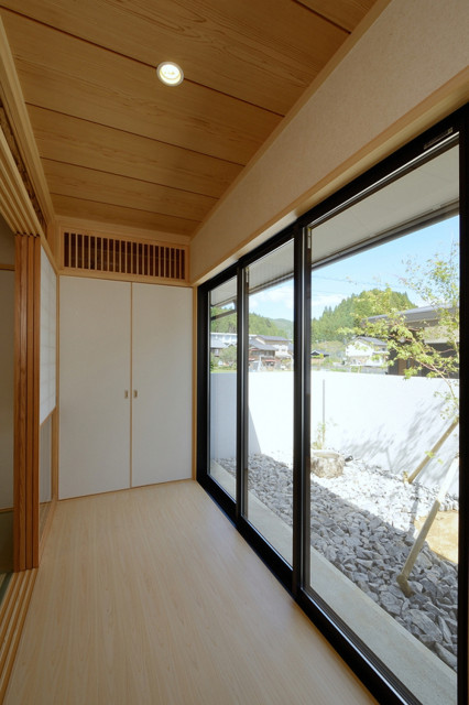 北設の家（愛知県北設楽郡）仏間の広縁 japones-moderno-porche