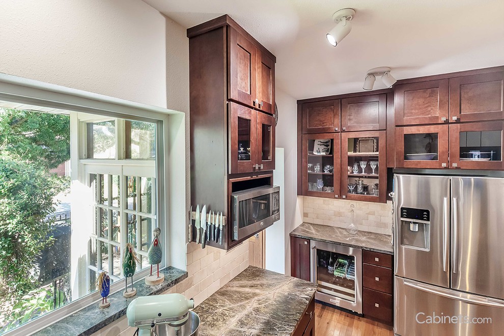 Minimalist kitchen photo in Tampa with shaker cabinets and red cabinets
