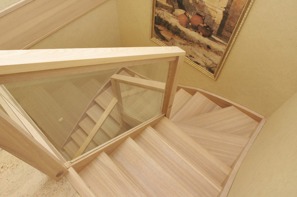 Натуральный ясень, дизайнер Юлия Бернухова