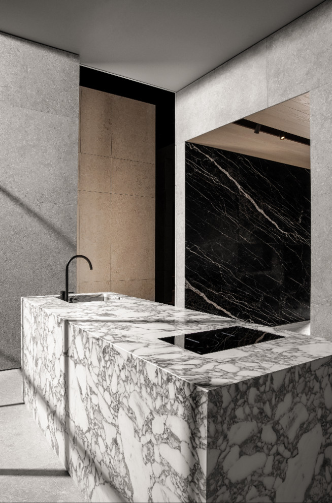Foto di una cucina minimal con top in marmo, paraspruzzi grigio, paraspruzzi in marmo, pavimento in pietra calcarea e top grigio