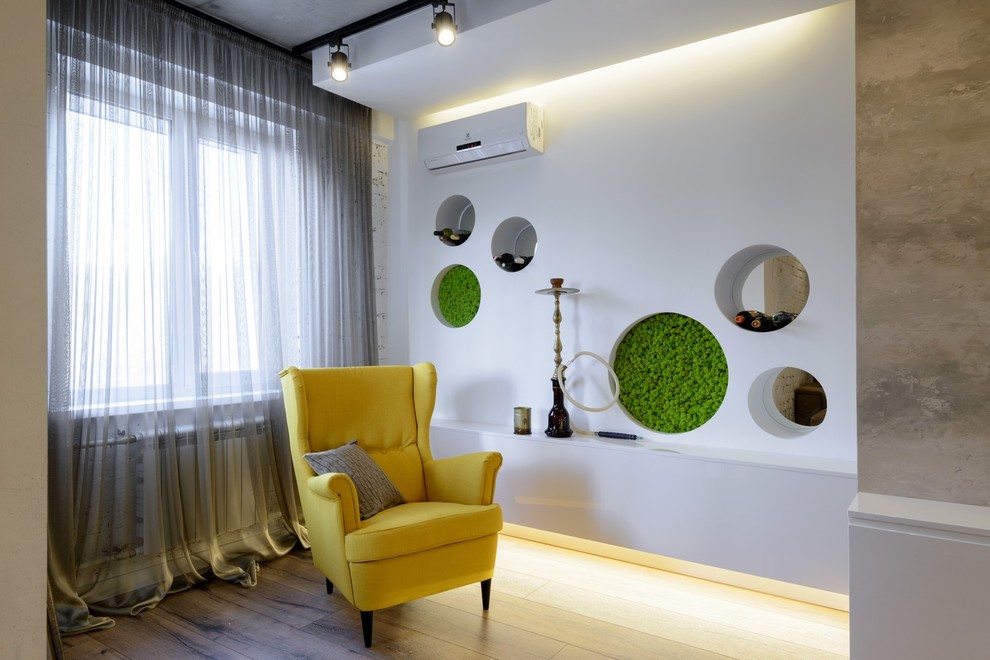 Стильный дизайн: гостиная комната в современном стиле с белыми стенами и светлым паркетным полом - последний тренд