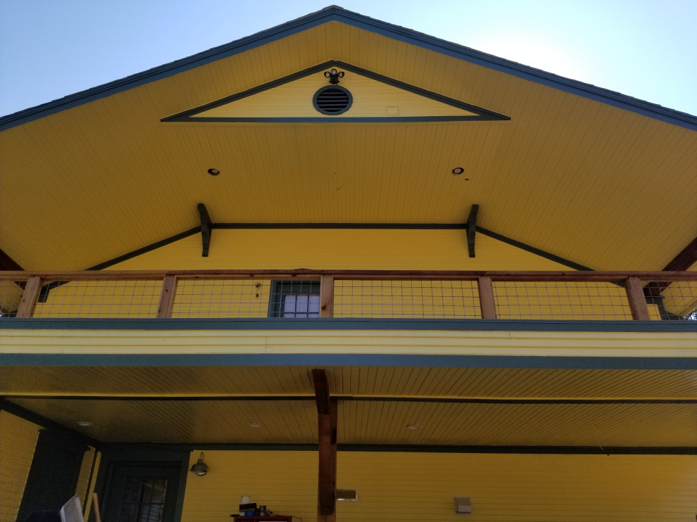 Example of a transitional home design design in Austin