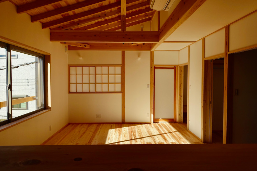 Exemple d'une salle de séjour avec un mur blanc, un sol en bois brun, un sol beige, un plafond en bois et du papier peint.