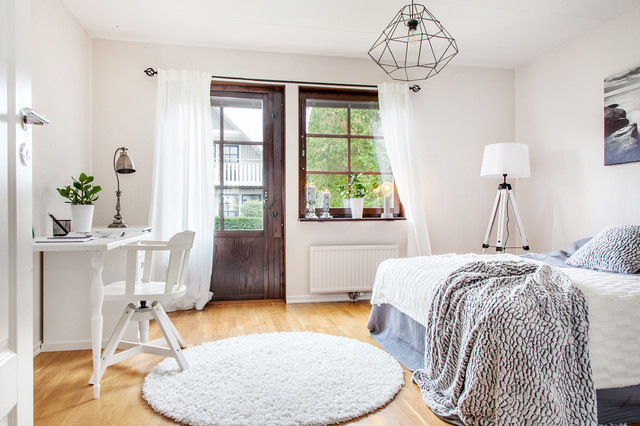 Sovrum med arbetsh&ouml;rna scandinavian-bedroom