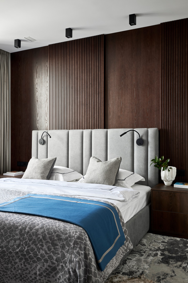 На фото: хозяйская спальня в современном стиле с коричневыми стенами, панелями на стенах и акцентной стеной