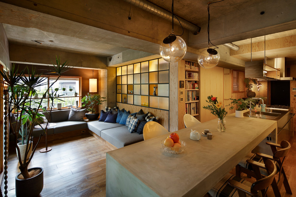 Inspiration for an asian living room in Tokyo with multi-coloured walls, medium hardwood floors and brown floor.