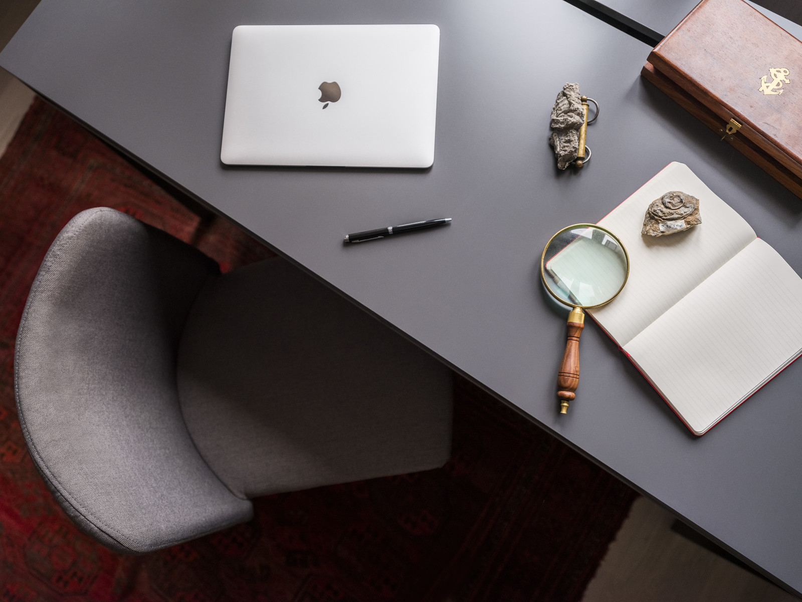 Рабочий стол в кабинете