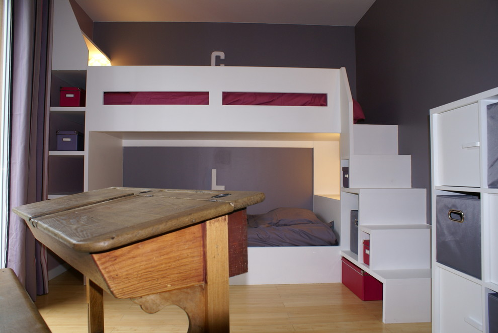 Inspiration for a small modern kids' bedroom for kids 4-10 years old and girls in Paris with bamboo floors and grey walls.