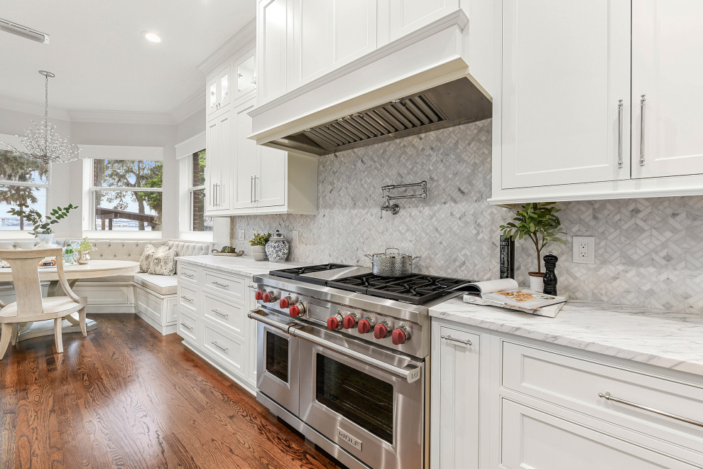 Transitional kitchen photo in Jacksonville