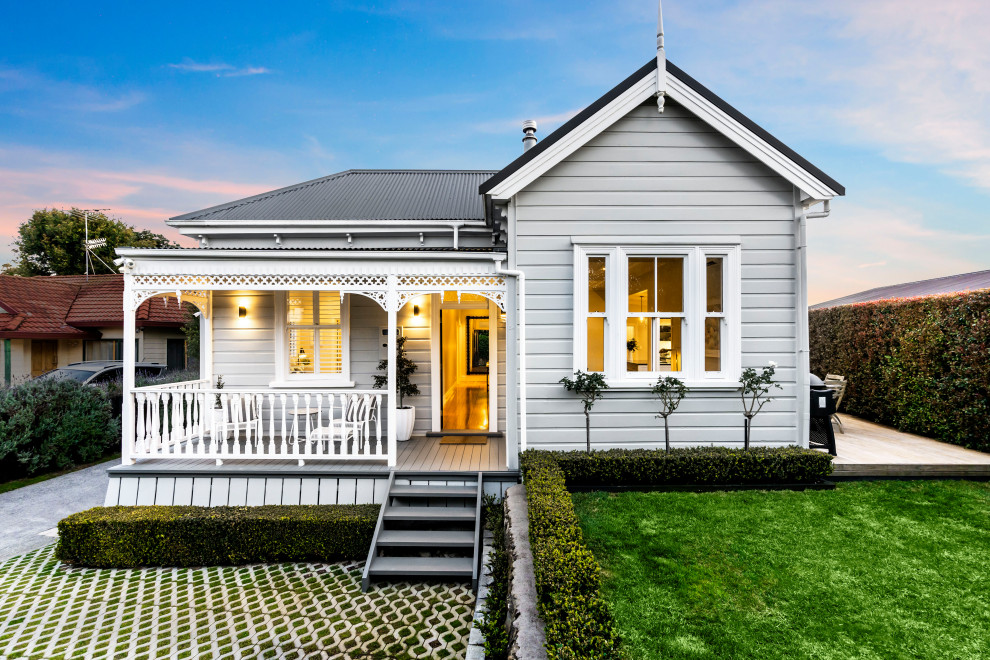 Großes, Einstöckiges Klassisches Haus mit grauer Fassadenfarbe, Satteldach, Blechdach, grauem Dach und Wandpaneelen in Auckland